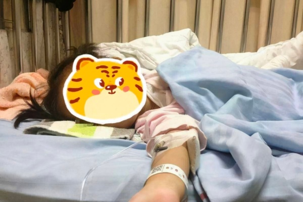 Con gái nhập viện sau khi uống nước, mẹ sợ xanh mặt khi bác sĩ nói nguyên nhân đến từ thói quen này - 2