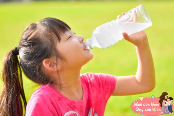 Con gái nhập viện sau khi uống nước, mẹ sợ xanh mặt khi bác sĩ nói nguyên nhân đến từ thói quen này - 7