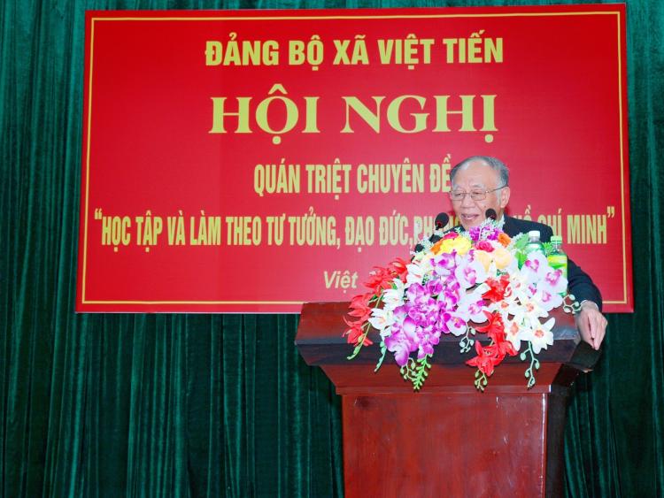 GS.TS Hoàng Chí Bảo nói chuyện chuyên đề về Bác Hồ với Đảng bộ xã Việt Tiến