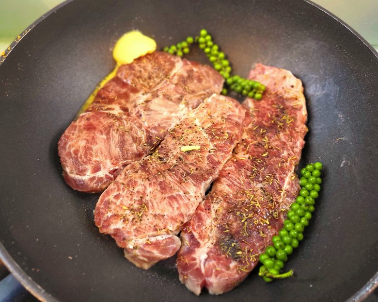 Vợ 3 con của Mạnh Trường làm món chè ngon ngọt có cái tên thú vị, nhìn đã thấy mát lịm người - 6