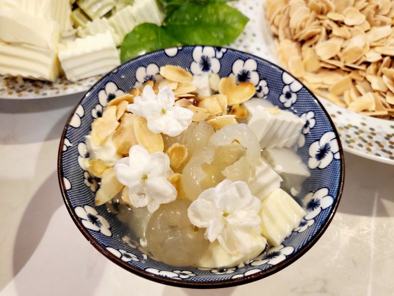 Vợ 3 con của Mạnh Trường làm món chè ngon ngọt có cái tên thú vị, nhìn đã thấy mát lịm người - 2