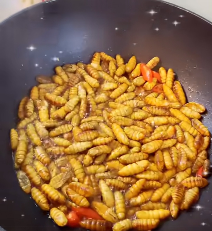 Vợ 3 con của Mạnh Trường làm món chè ngon ngọt có cái tên thú vị, nhìn đã thấy mát lịm người - 10