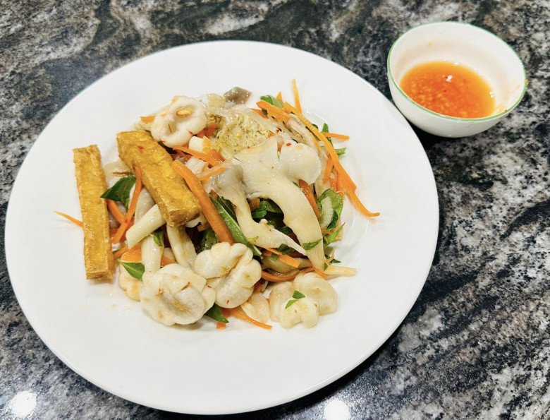 Vợ NSND Tự Long, "MC giàu nhất Việt Nam" bắt trend làm món gỏi đang hot nhất nhì mạng xã hội - 6