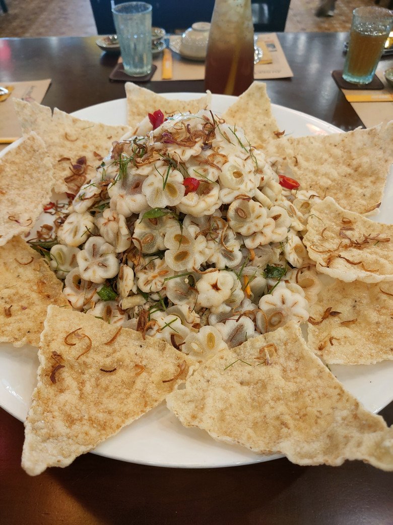 Vợ NSND Tự Long, "MC giàu nhất Việt Nam" bắt trend làm món gỏi đang hot nhất nhì mạng xã hội - 8