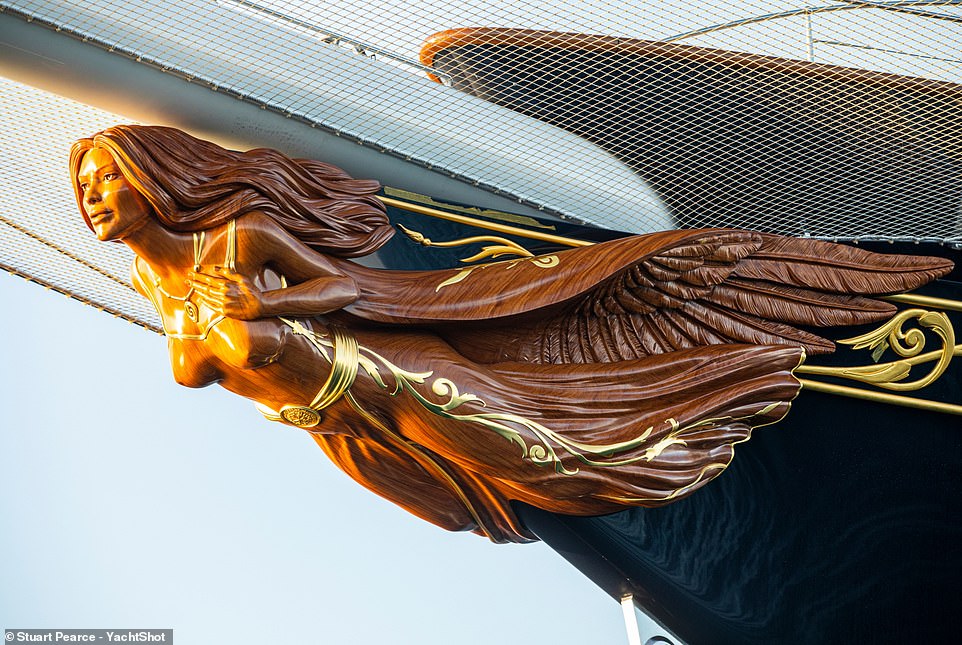 Tượng nữ thần trên siêu du thuyền của tỷ phú Bezos giống hệt bạn gái &#34;nóng bỏng&#34; - 2