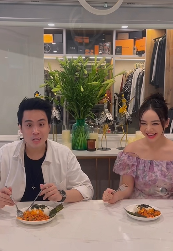 Quỳnh Kool được MC điển trai rủ về nhà nấu ăn: Vào bếp vẫn xinh, được khen &#34;nấu đỉnh quá&#34; - 9