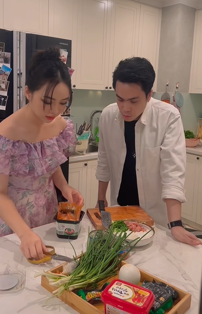 Quỳnh Kool được MC điển trai rủ về nhà nấu ăn: Vào bếp vẫn xinh, được khen &#34;nấu đỉnh quá&#34; - 2