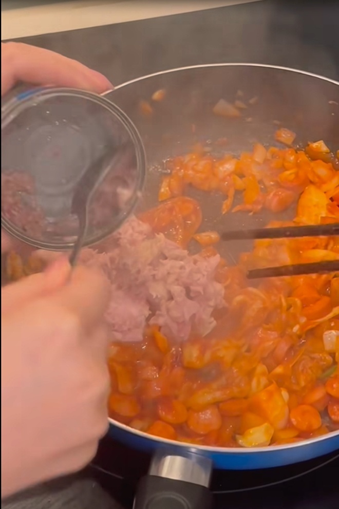 Quỳnh Kool được MC điển trai rủ về nhà nấu ăn: Vào bếp vẫn xinh, được khen &#34;nấu đỉnh quá&#34; - 6