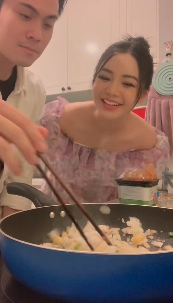 Quỳnh Kool được MC điển trai rủ về nhà nấu ăn: Vào bếp vẫn xinh, được khen &#34;nấu đỉnh quá&#34; - 4