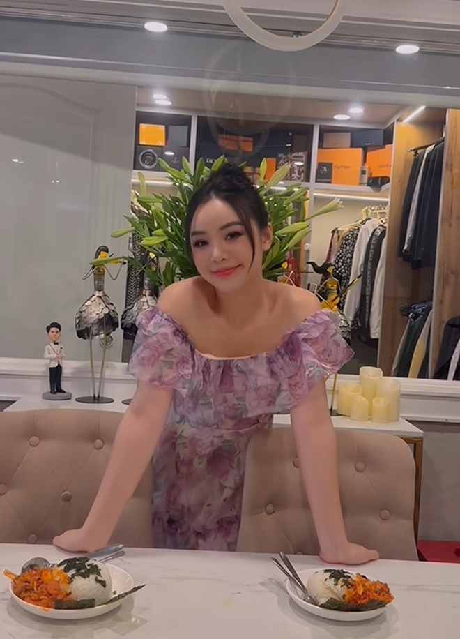 Quỳnh Kool được MC điển trai rủ về nhà nấu ăn: Vào bếp vẫn xinh, được khen &#34;nấu đỉnh quá&#34; - 8