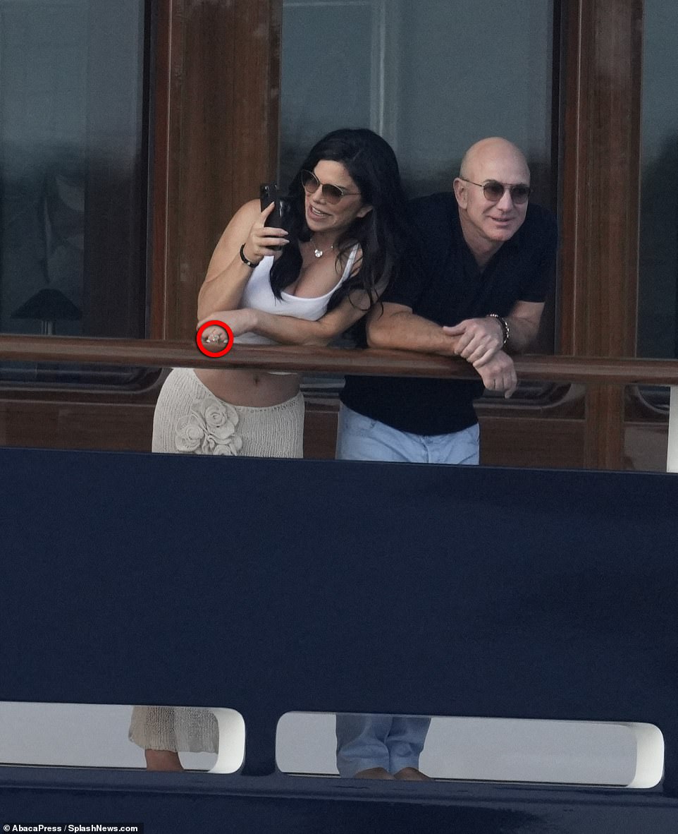 Tỷ phú Bezos đính hôn với bạn gái &#34;nóng bỏng&#34; trên siêu du thuyền 500 triệu USD - 2