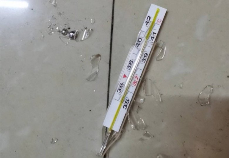 Con làm vỡ nhiệt kế thủy ngân, mẹ sơ cứu sai cách khiến bé nguy kịch - 1