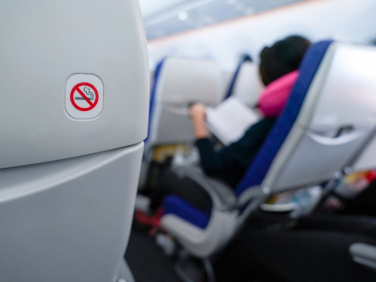 Vì sao trên máy bay cấm hút thuốc nhưng vẫn có gạt tàn?