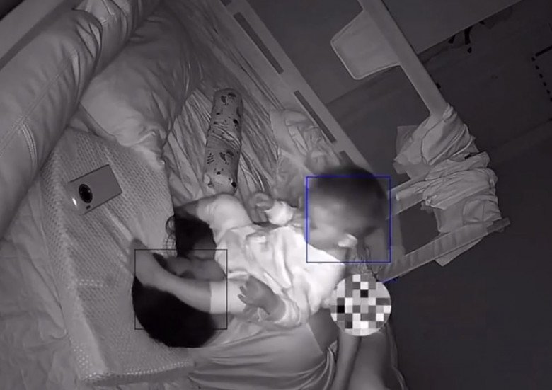 Đợi con ngủ say, cặp vợ chồng quay sang ôm nhau, em bé liền có hành động ai cũng bật cười - 4