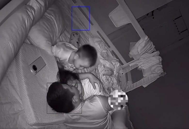 Đợi con ngủ say, cặp vợ chồng quay sang ôm nhau, em bé liền có hành động ai cũng bật cười - 2