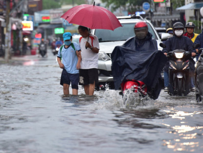 Xã hội - Đường phố TP.HCM ngập sâu trong ngày đầu bước vào đợt mưa rất lớn