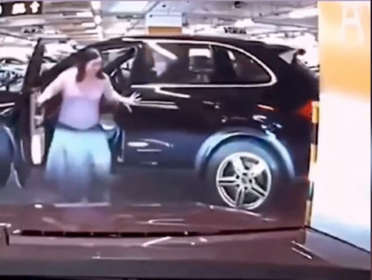 Giao thông - Clip: Cô gái bất cẩn xuống xe khiến cánh cửa gãy gập lại