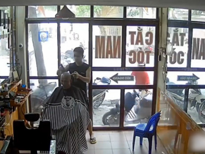 Giao thông - Clip: Pha dắt xe bất cẩn khiến tiệm cắt tóc giật thót tim