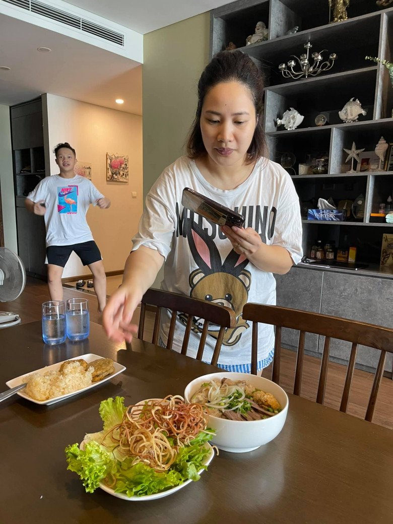 Vắng 4 cậu con trai, BTV Trần Quang Minh và vợ cụng ly với món ăn vừa mát vừa ngon đậm chất Việt Nam - 9