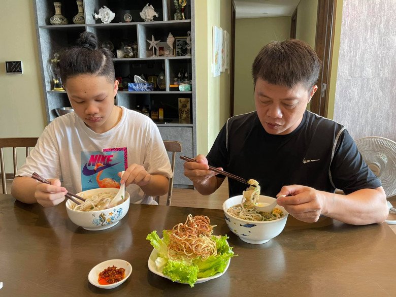 Vắng 4 cậu con trai, BTV Trần Quang Minh và vợ cụng ly với món ăn vừa mát vừa ngon đậm chất Việt Nam - 10