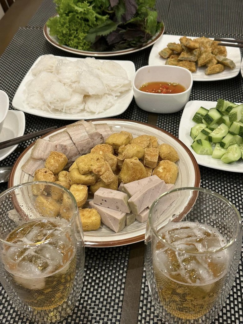 Vắng 4 cậu con trai, BTV Trần Quang Minh và vợ cụng ly với món ăn vừa mát vừa ngon đậm chất Việt Nam - 2