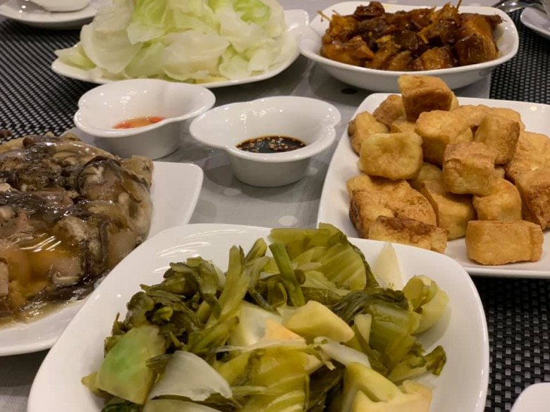 Vắng 4 cậu con trai, BTV Trần Quang Minh và vợ cụng ly với món ăn vừa mát vừa ngon đậm chất Việt Nam - 11