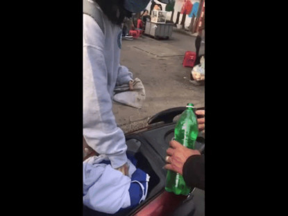 Giao thông - Clip: Cô gái loay hoay mãi không đổ được xăng từ chai vào xe máy