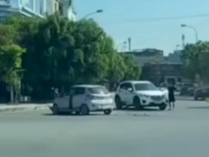 Video - Clip: Chạy như &quot;đường nhà mình&quot;, ô tô Mazda CX5 bị Hyundai i10 tông xoay 360 độ