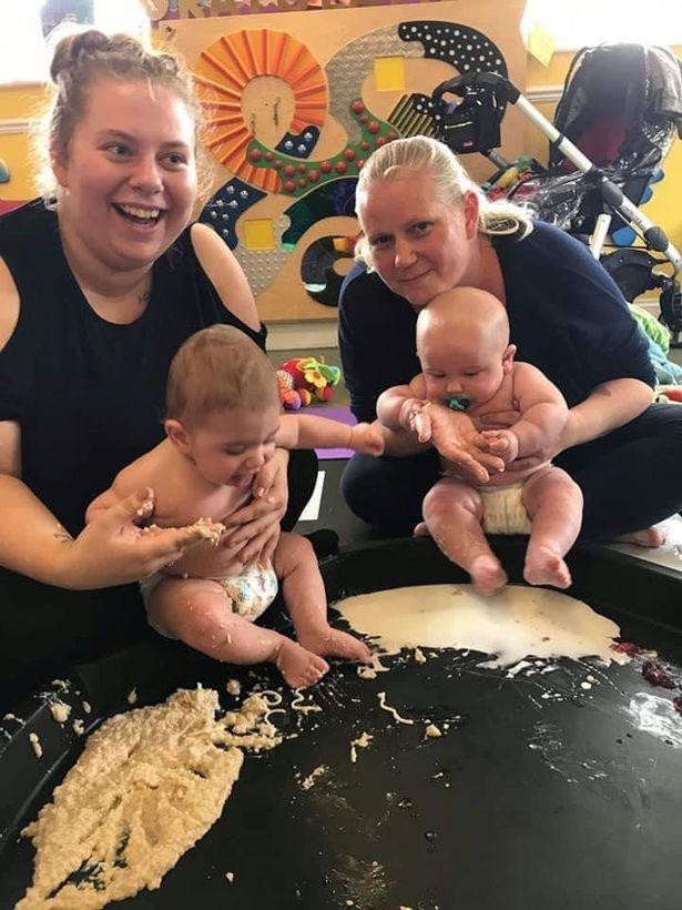 Chuyện lạ trên đời: Mẹ và con gái cùng mang thai, hai đứa trẻ đi học chung - 2