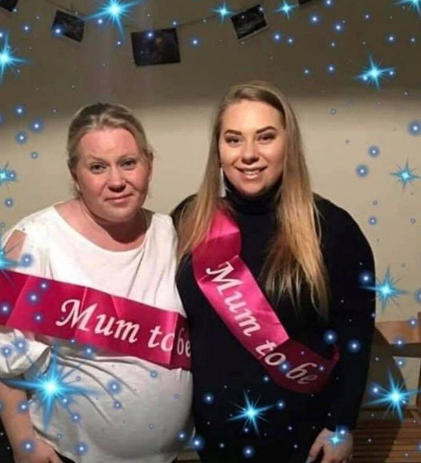 Chuyện lạ trên đời: Mẹ và con gái cùng mang thai, hai đứa trẻ đi học chung - 1