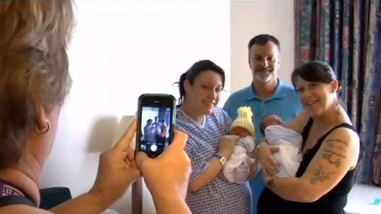 Chuyện lạ trên đời: Mẹ và con gái cùng mang thai, hai đứa trẻ đi học chung - 4