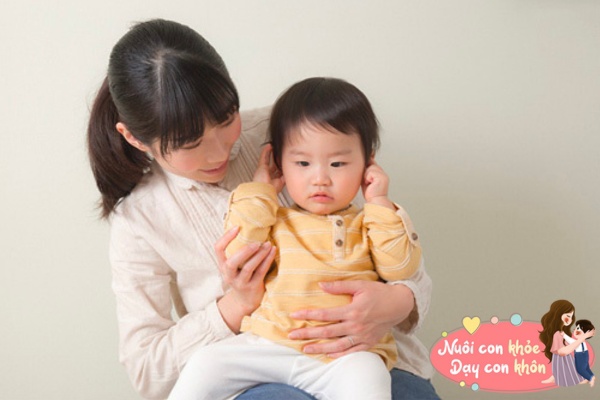 Trẻ sơ sinh thường có hành động sờ tai, 3 tình huống bố mẹ không cảnh giác con dễ ốm - 7