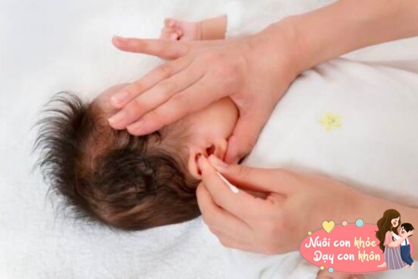 Trẻ sơ sinh thường có hành động sờ tai, 3 tình huống bố mẹ không cảnh giác con dễ ốm - 4