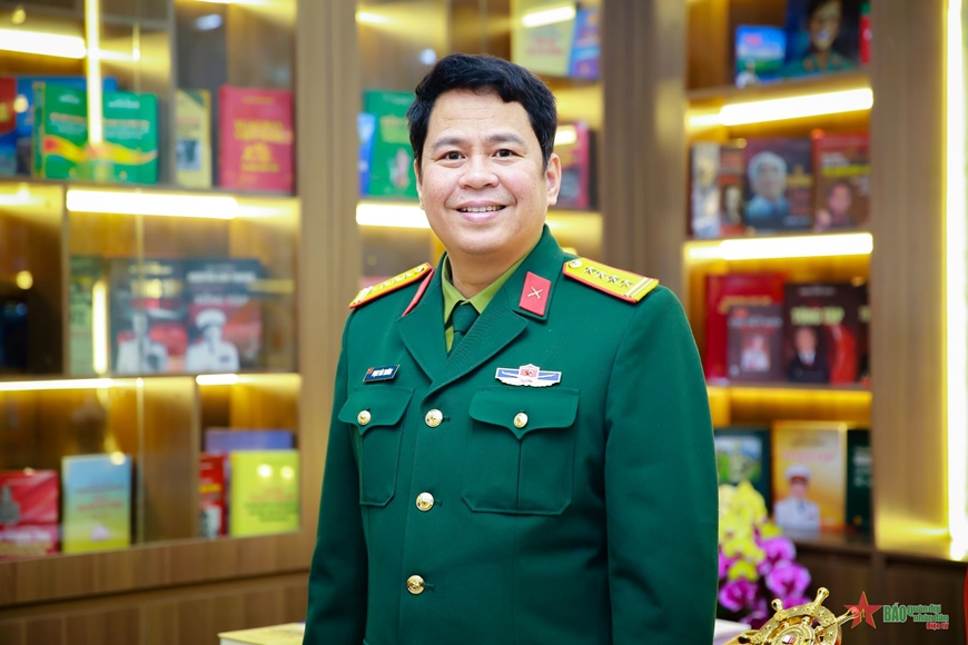 Chân dung Thiếu tá Xuân Hùng, Trưởng phòng biên tập Văn hóa văn nghệ Nhà xuất bản Quân đội - 4