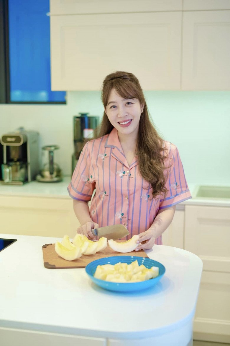 Nữ đạo diễn Ai Là Triệu Phú VTV3 làm hàng loạt món ăn chơi cho con gái, nấu cháo bằng robot hơn 40 triệu - 1