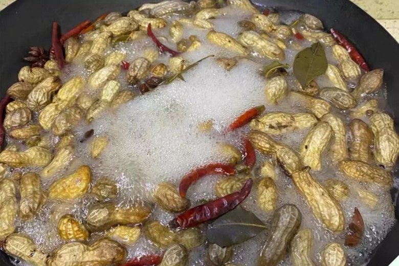 Luộc lạc chỉ cho nước lã là quá thiếu hiểu biết, thêm 2 bước này củ nào cũng thơm bùi, chắc hạt - 7