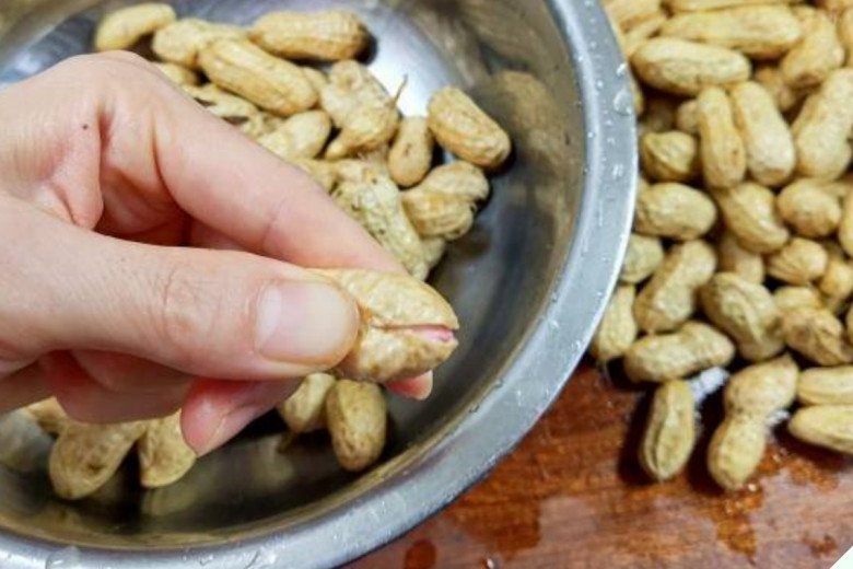Luộc lạc chỉ cho nước lã là quá thiếu hiểu biết, thêm 2 bước này củ nào cũng thơm bùi, chắc hạt - 5