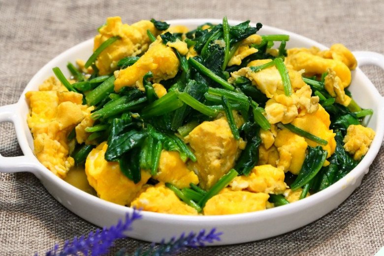 Xào rau cho thẳng vào chảo bảo sao chẳng ngon, thêm 2 bước nữa cọng nào ...