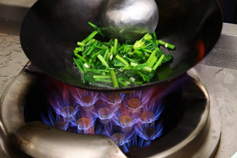 Xào rau cho thẳng vào chảo bảo sao chẳng ngon, thêm 2 bước nữa cọng nào ...