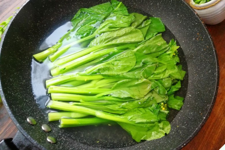 Xào rau cho thẳng vào chảo bảo sao chẳng ngon, thêm 2 bước nữa cọng nào ...