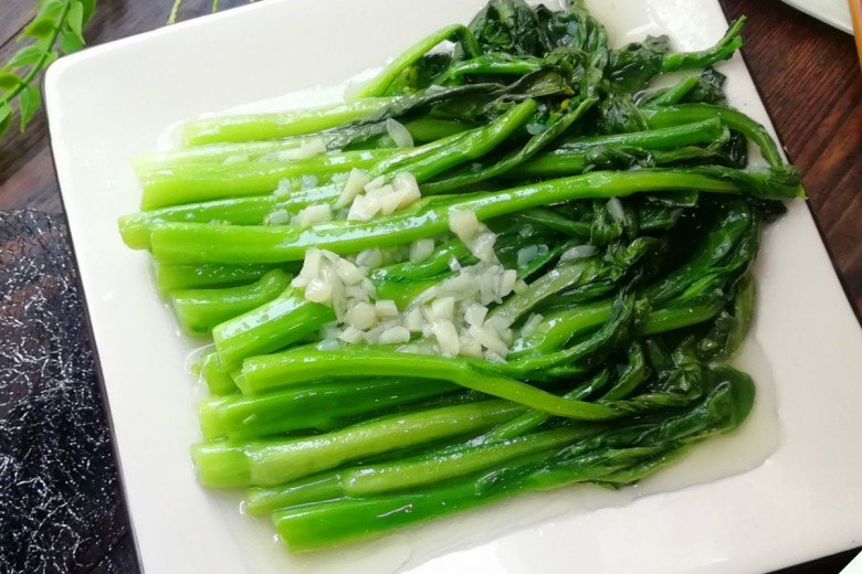 Xào rau cho thẳng vào chảo bảo sao chẳng ngon, thêm 2 bước nữa cọng nào ...