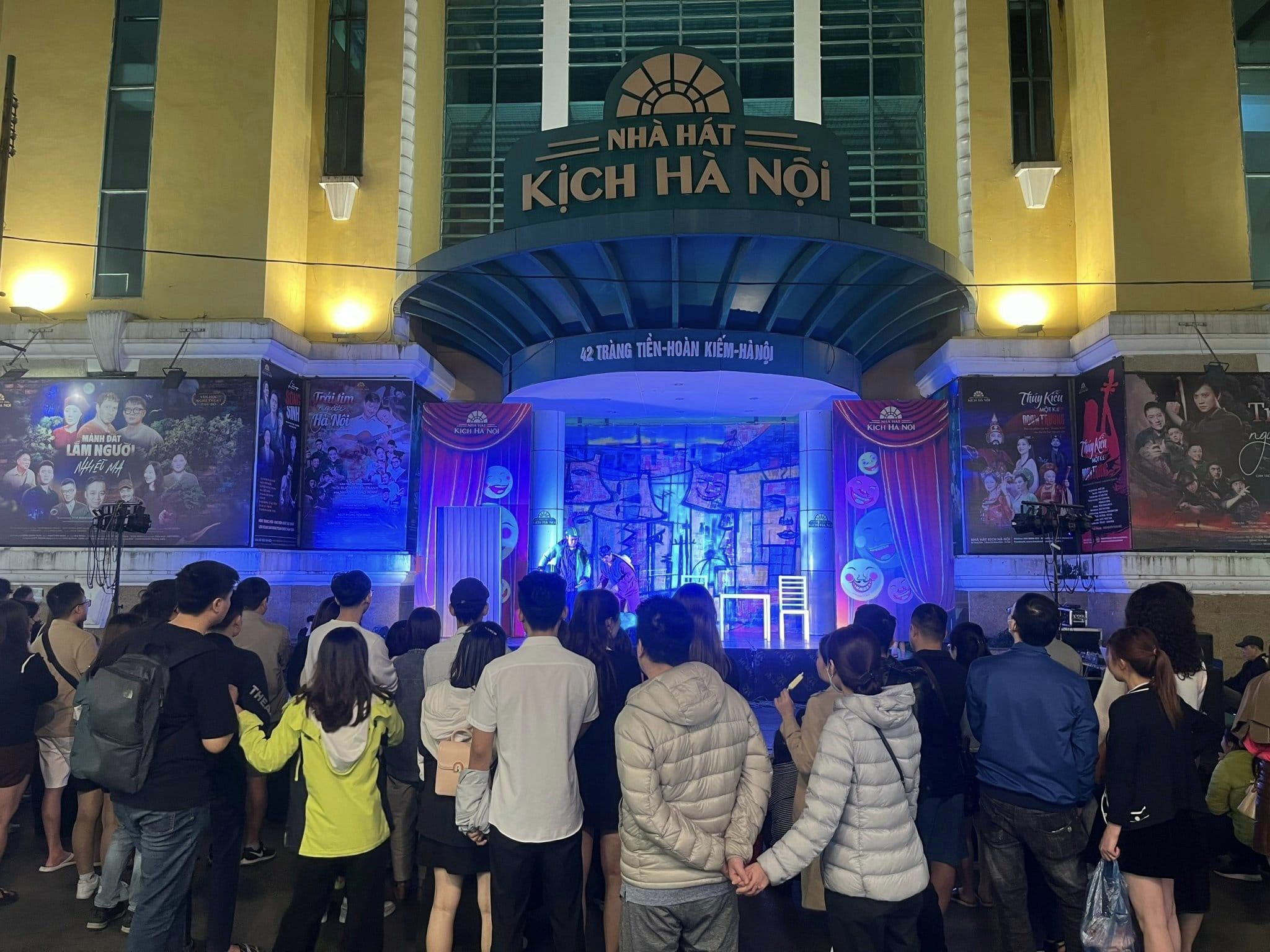 Chênh chao nhà hát - Bài 1: Rộng dài những âu lo - 4