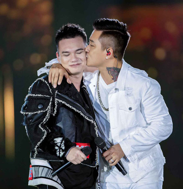 Bị quay lén khi đang hát karaoke tại nhà, Tuấn Hưng vào trang chính chủ để lại bình luận - 2