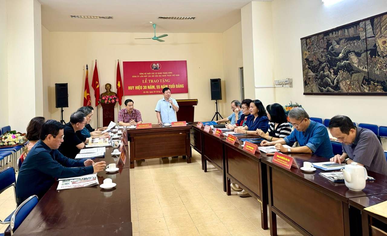 Đảng ủy Liên hiệp các Hội văn học nghệ thuật Việt Nam trao tặng Huy hiệu Đảng cho 2 đảng viên - 2