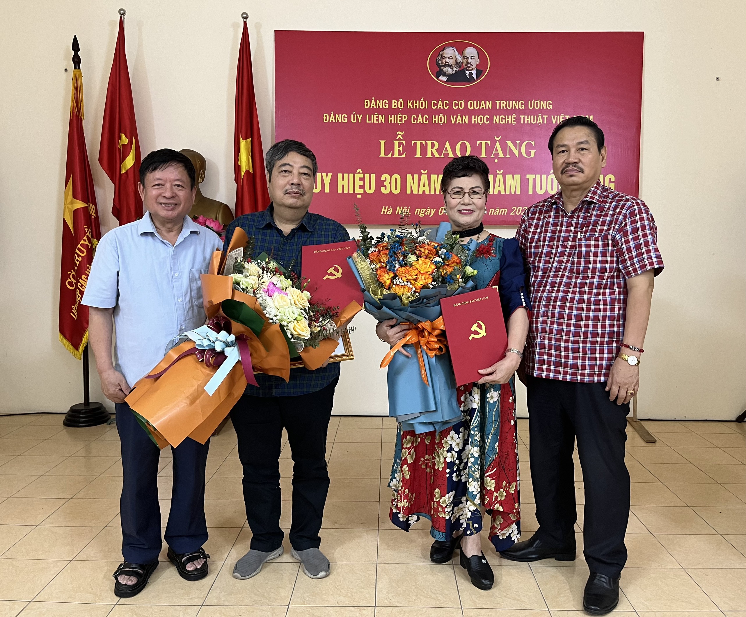 Đảng ủy Liên hiệp các Hội văn học nghệ thuật Việt Nam trao tặng Huy hiệu Đảng cho 2 đảng viên - 3