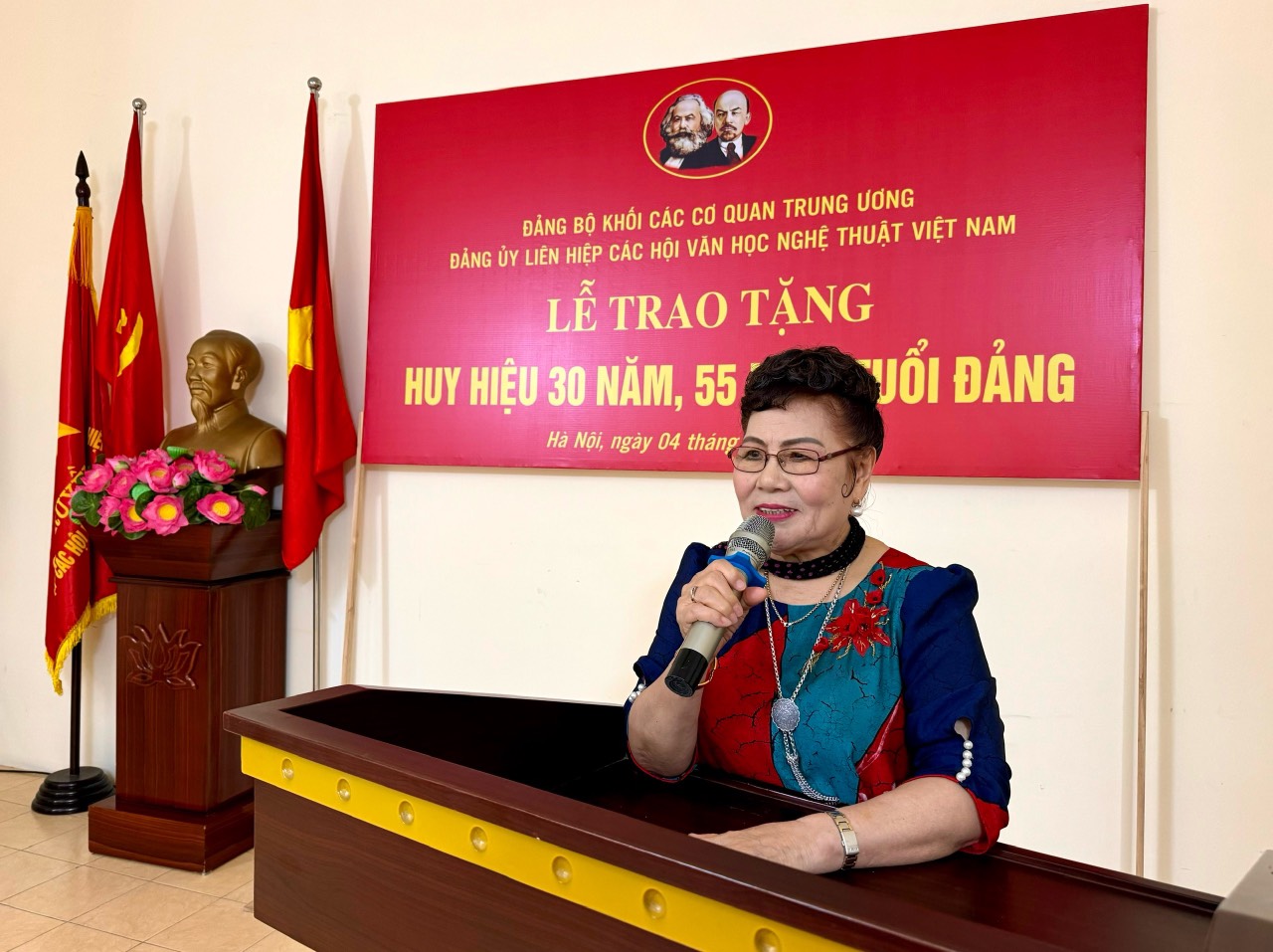 Đảng ủy Liên hiệp các Hội văn học nghệ thuật Việt Nam trao tặng Huy hiệu Đảng cho 2 đảng viên - 4