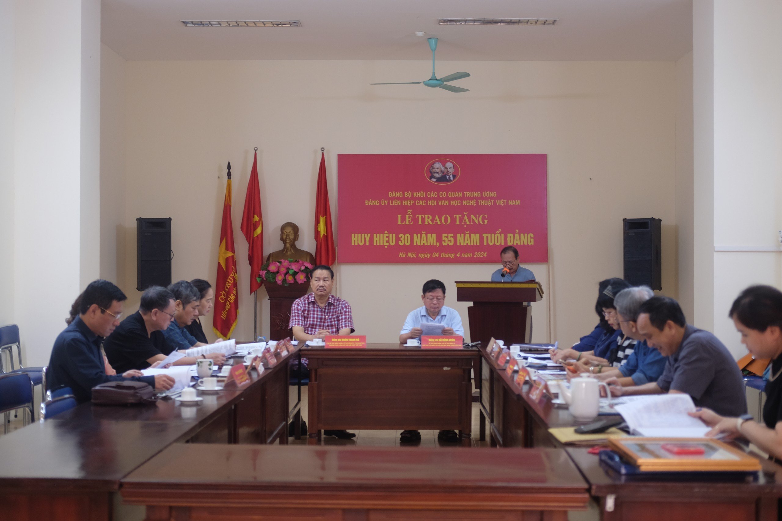 Đảng ủy Liên hiệp các Hội văn học nghệ thuật Việt Nam trao tặng Huy hiệu Đảng cho 2 đảng viên - 1