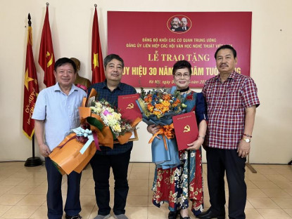 Tin liên hiệp VHNT - Đảng ủy Liên hiệp các Hội văn học nghệ thuật Việt Nam trao tặng Huy hiệu Đảng cho 2 đảng viên