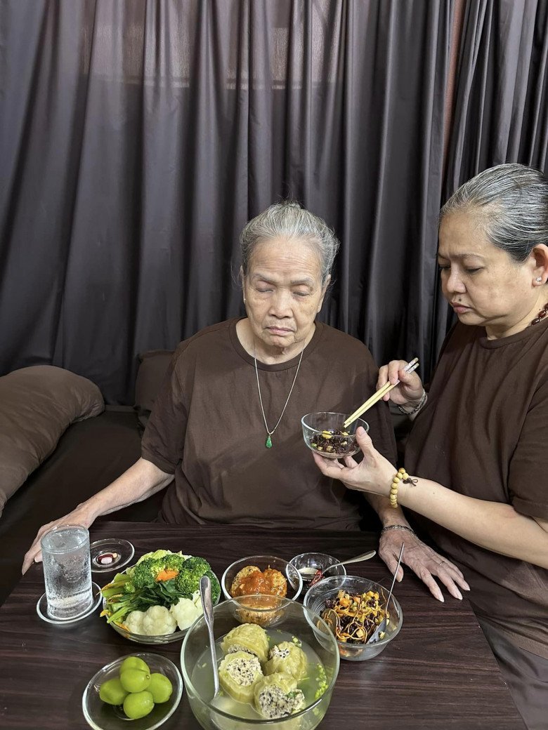 Mỹ nhân ăn chay đẹp nhất Việt Nam khoe những bữa cơm đạm bạc, cảnh bón cơm cho ngoại gây xúc động - 5