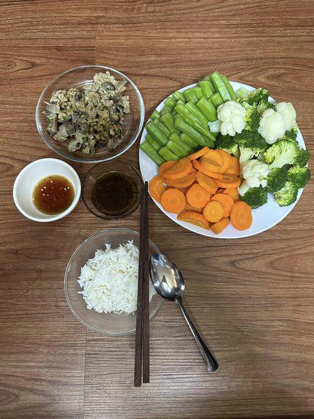 Mỹ nhân ăn chay đẹp nhất Việt Nam khoe những bữa cơm đạm bạc, cảnh bón cơm cho ngoại gây xúc động - 7